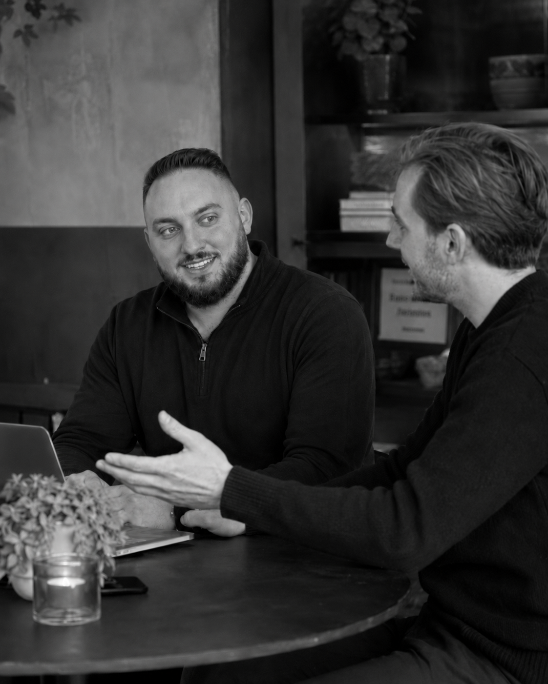 De twee mensen achter ProfitLane in gesprek aan tafel